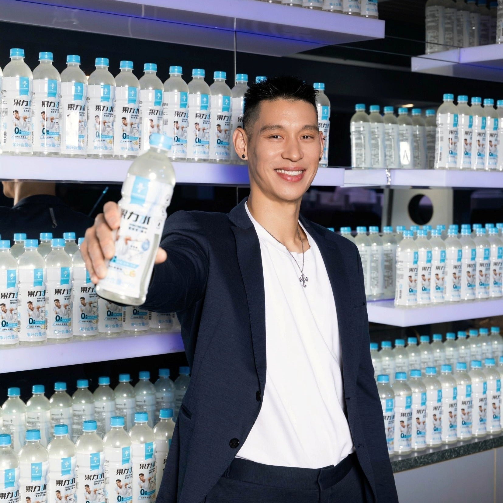 林書豪 Jeremy Lin 攜手機能果汁品牌 PASSION 24 聯名推出零添加糖電解質補給飲「JLIN x PASSION 24 果力水」 重新定義更輕盈、零負擔的日常補水新選擇！